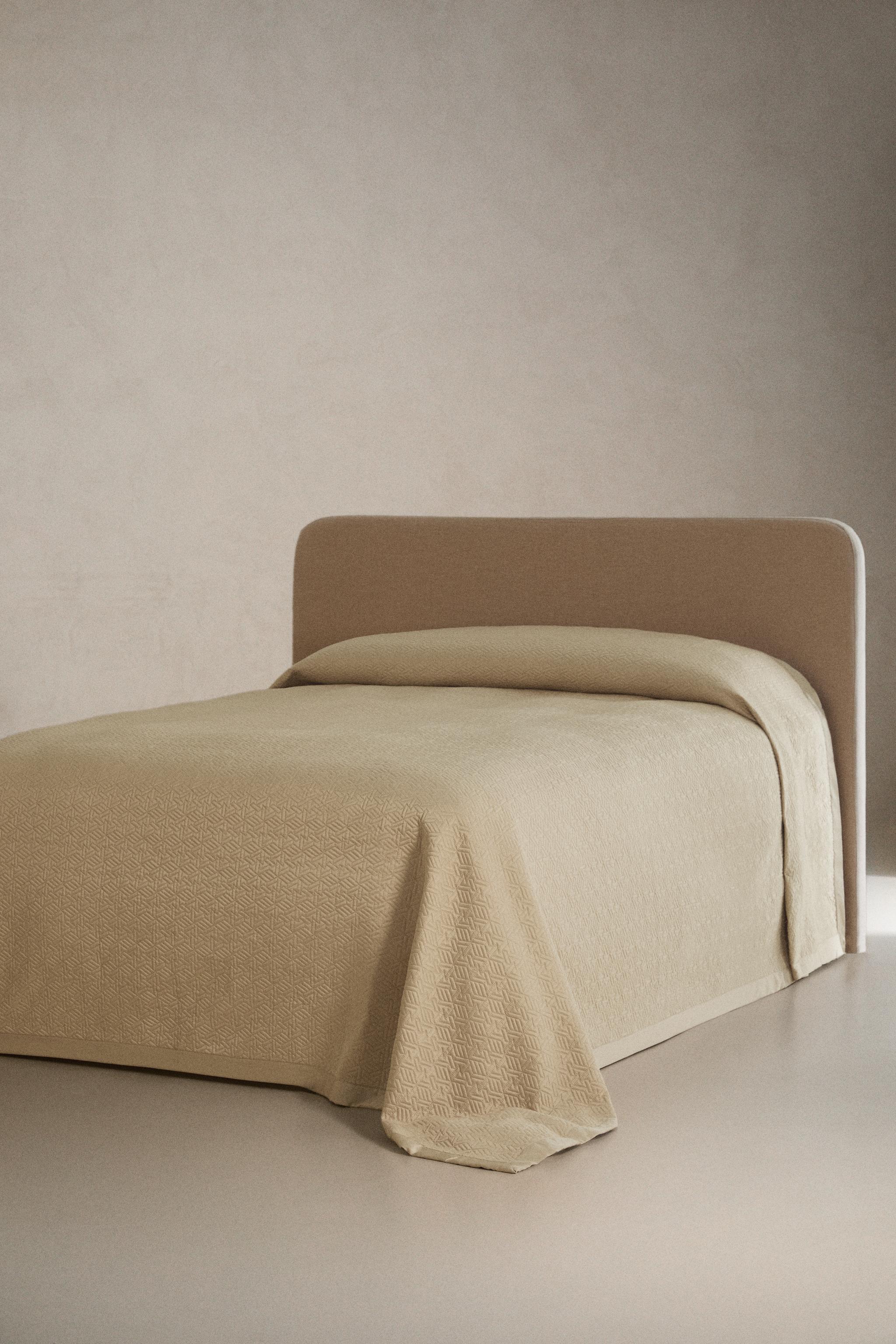SATIN GEOMETRIC QUILT — Dark beige