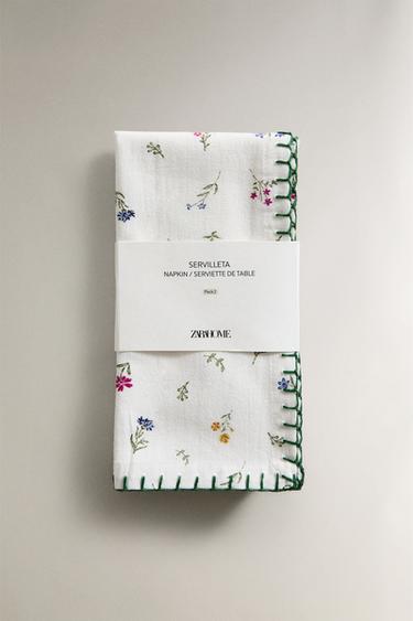 PACK OF FLORAL PRINT NAPKINS (PACK OF 2) - White by Zara - Image 4
