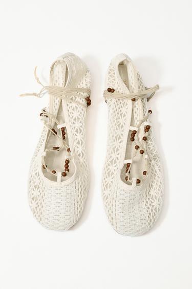 SAPATILHA DE TECIDO EM CROCHÊ COM MIÇANGAS - Branco-cru da Zara