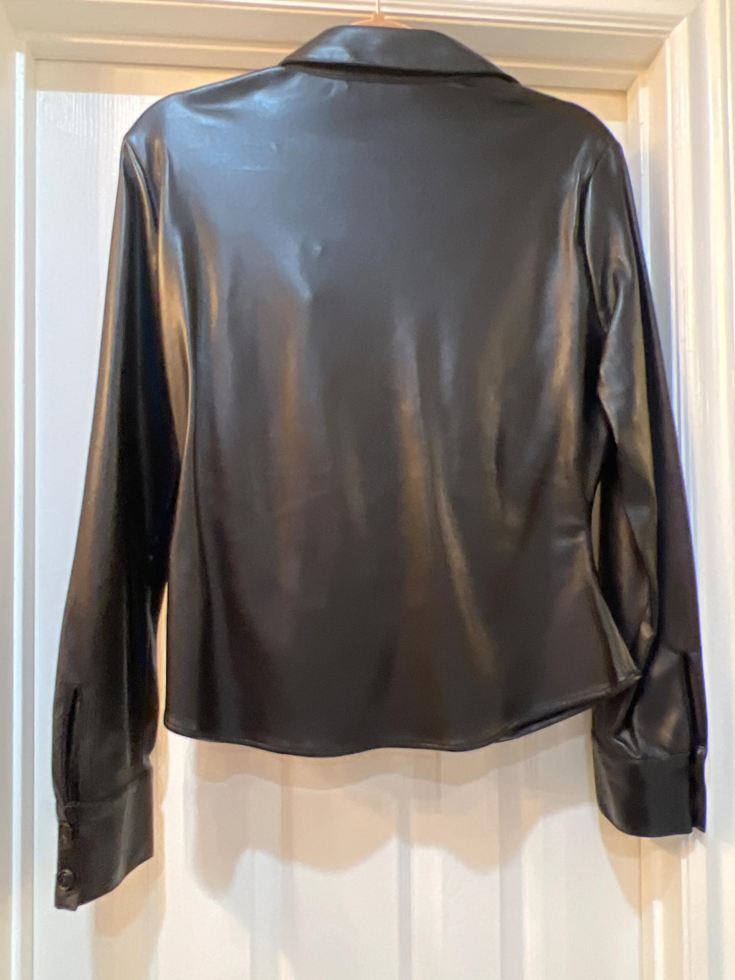 FITTED FAUX LEATHER SHIRT