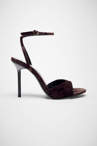 SANDALIA TACÓN EFECTO VELUDO - Marrón de Zara