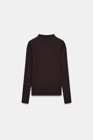 تيشرت بياقة عالية - شوكولاتة الخاص بـ Zara