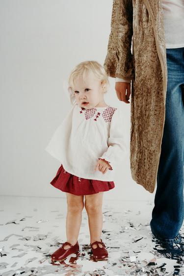 قميص مطرز - خَام / أحمر الخاص بـ Zara