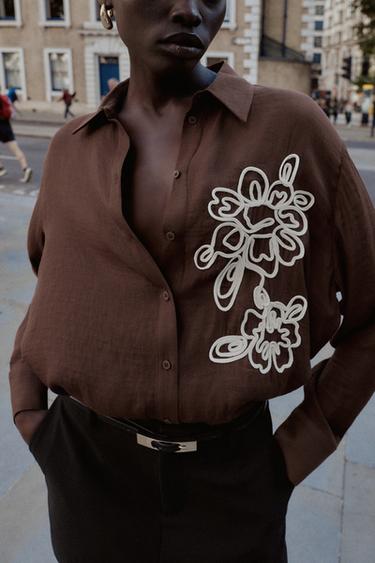 قميص هيكلي بزهرة - بني الخاص بـ Zara