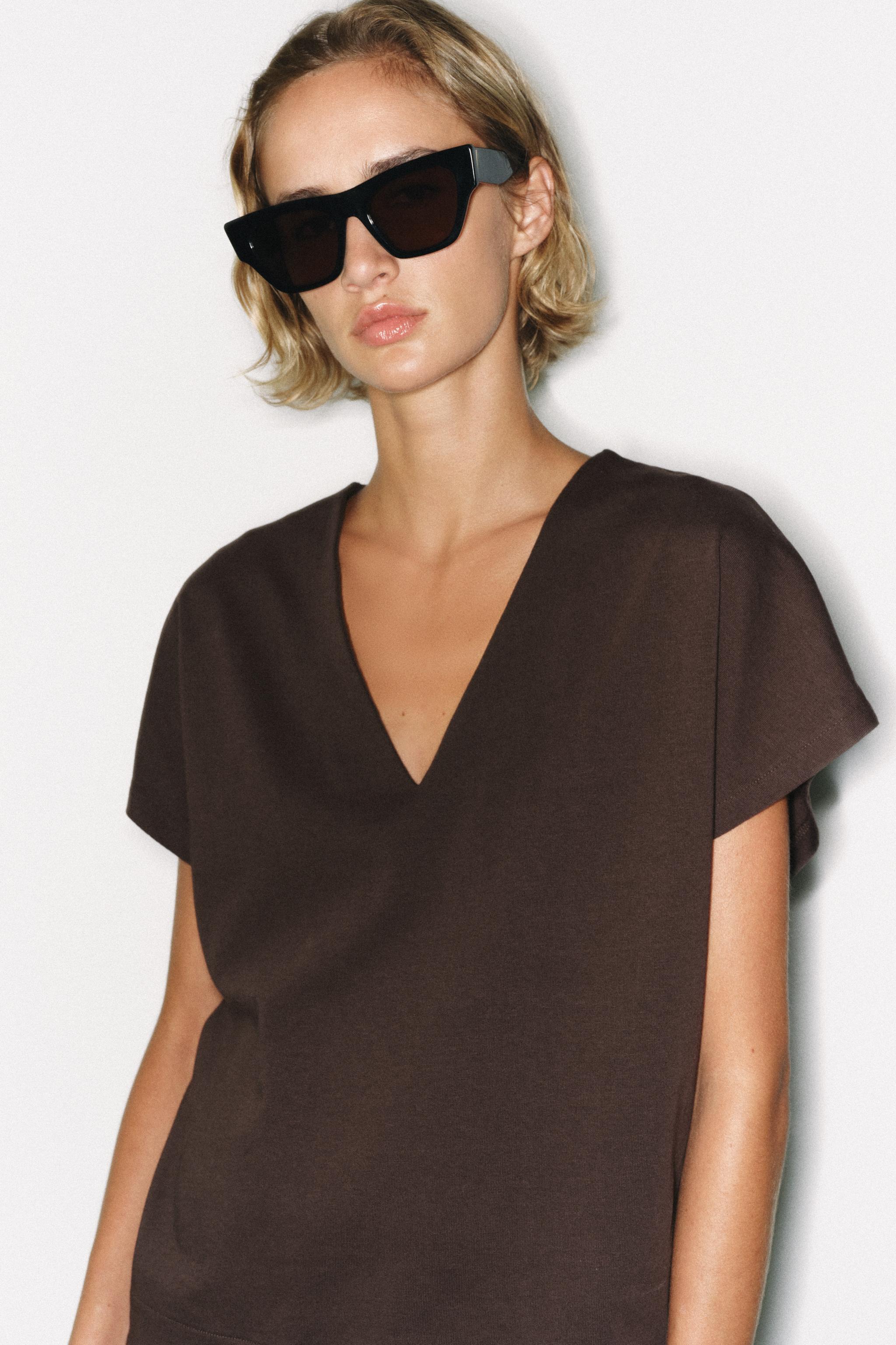 V-NECK T-SHIRT