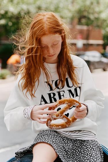 SWEATSHIRT MIT FLOCK-SCHRIFTZUG - Cremefarben von Zara