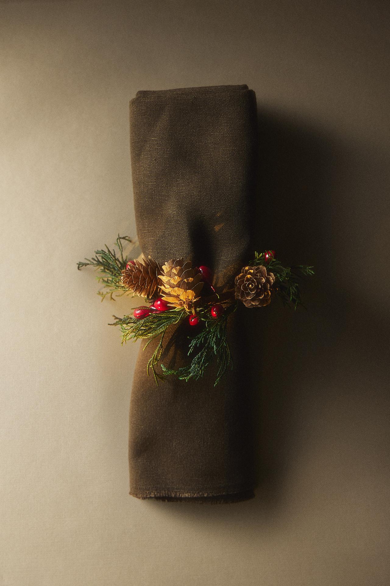 CHRISTMAS LEAF AND PINE CONE NAPKIN RING SET (PACK OF 4) — Red