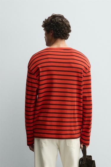 T-SHIRT À RAYURES EN CONTRASTE - Rouge / Noir de Zara - Image 2
