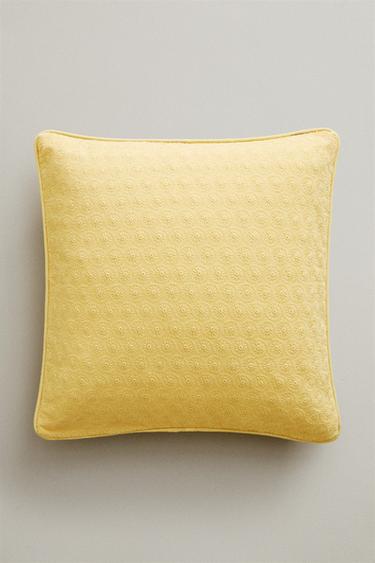 CUSHION COVER WITH FLORAL EMBROIDERY - أصفر فاتح الخاص بـ Zara