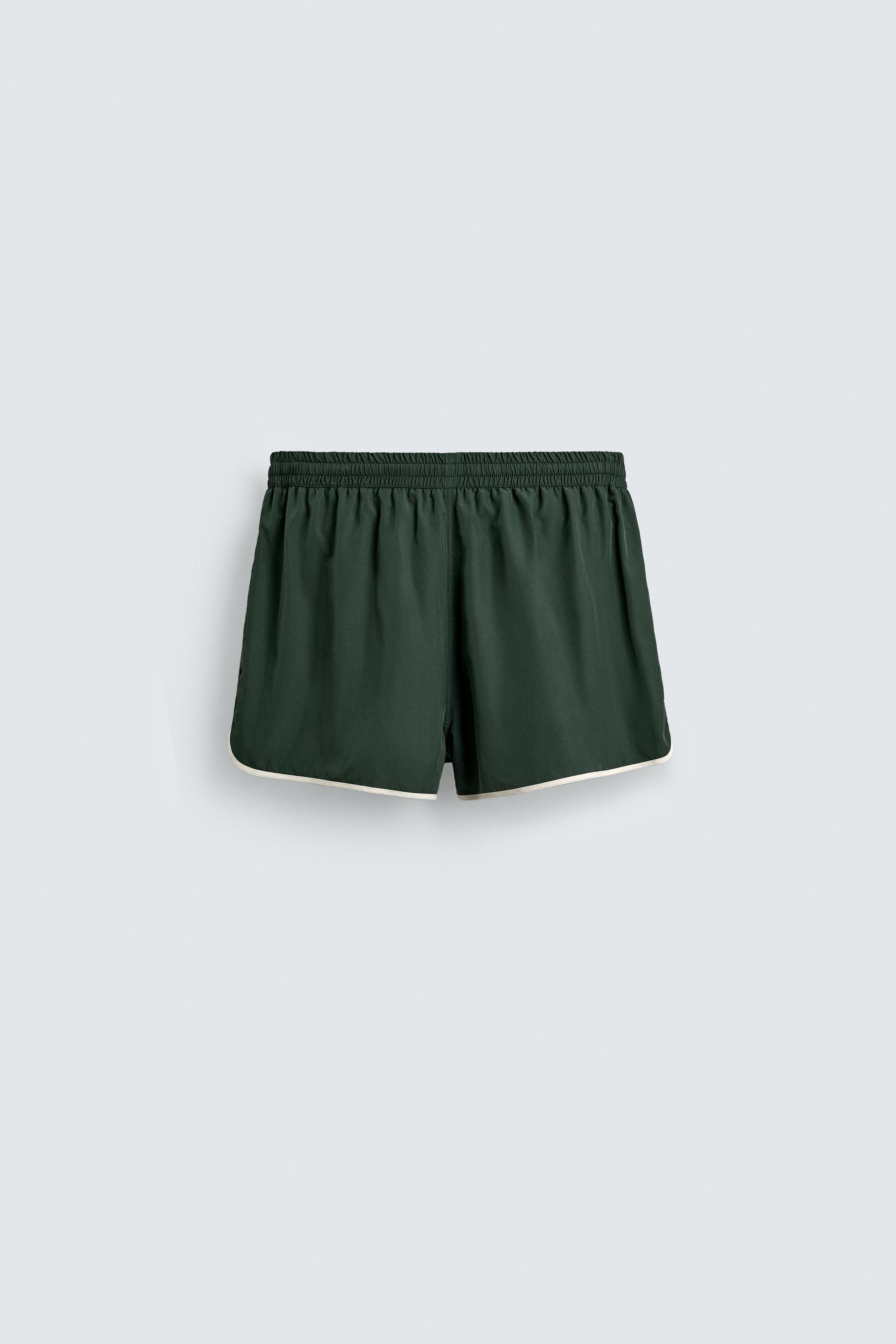 SHORT À LISERÉS CONTRASTANTS