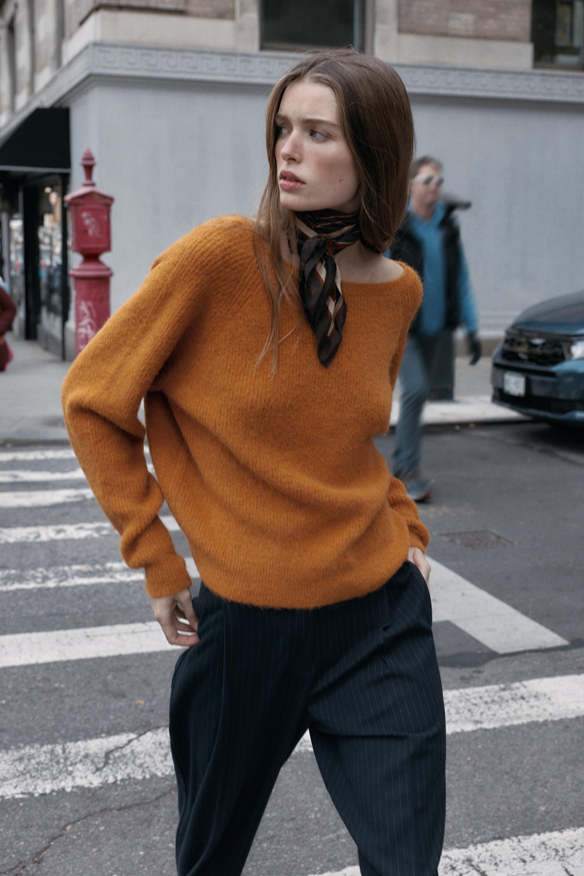 PULL EN MAILLE AVEC NŒUD AU DOS