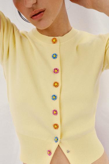 GILET EN MAILLE BOUTONS FLEURIS - Jaune clair de Zara - Image 4