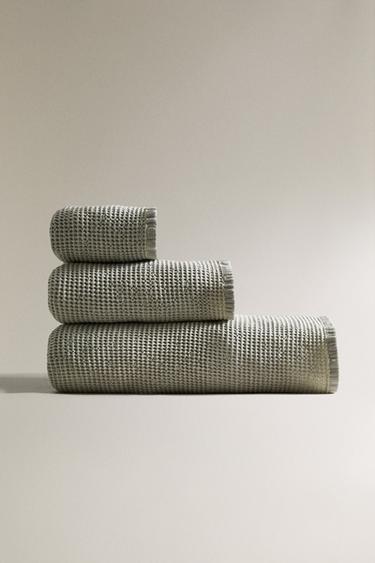 MINI WAFFLE-TEXTURE BATH TOWEL - Mid-green by Zara