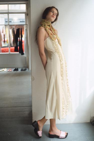 VESTIDO MIDI VOLANTES RELIEVE - Marfil de Zara - Imagen 0