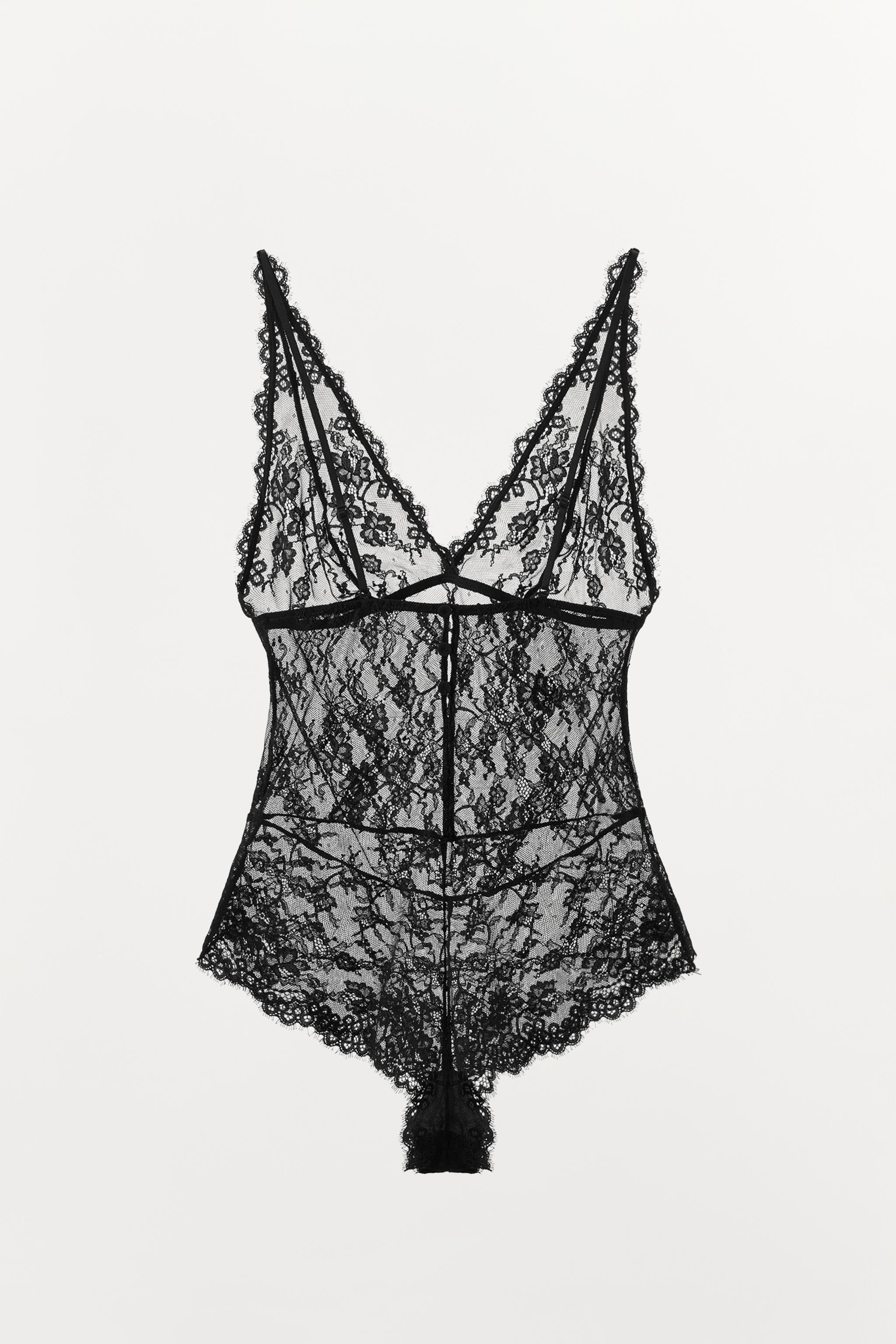 BODY EN DENTELLE À BRETELLES