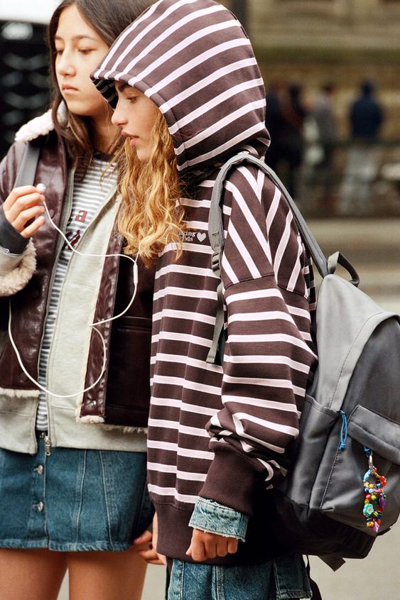 SWEAT À CAPUCHE ET RAYURES