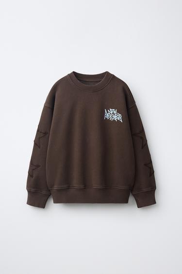 Zara SWEATER MAJICA S NATPISOM I VEZENIM ZVIJEZDAMA – Smeđa