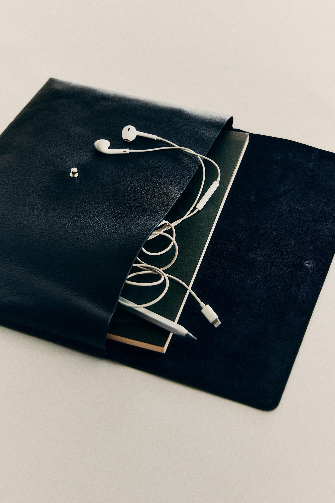BLUE LEATHER BUTTON CASE — Blue