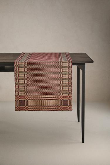 CHRISTMAS JACQUARD TABLE RUNNER - أحمر الخاص بـ Zara