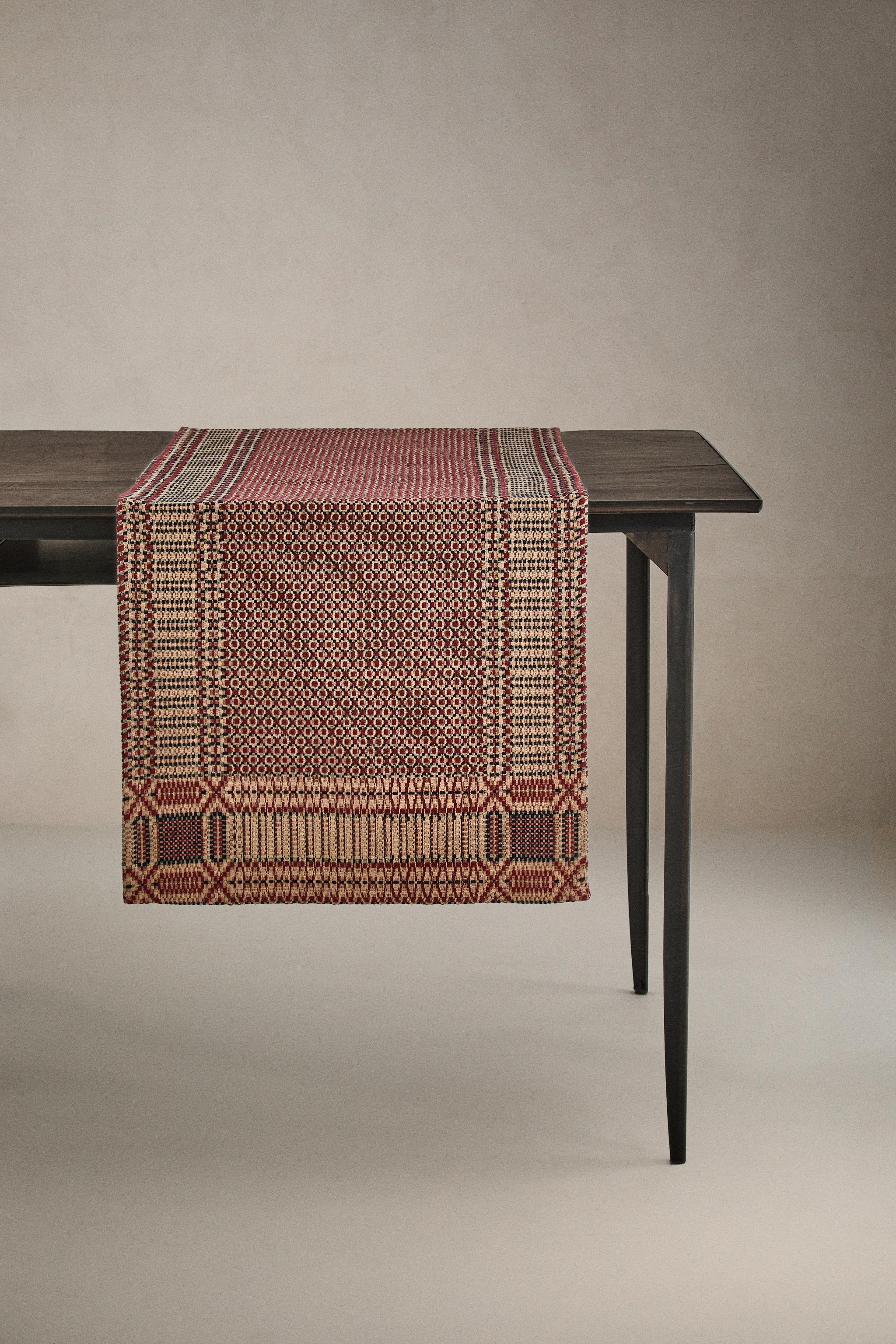 CHRISTMAS JACQUARD TABLE RUNNER