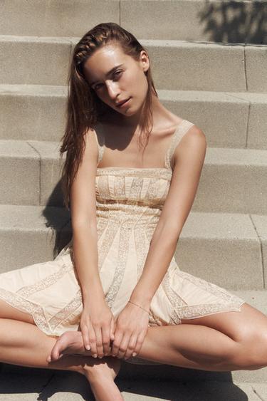 VESTIDO DE RENDA COM FOLHOS - Rosado da Zara