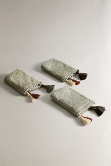 PACK OF VELOUR HAND TOWELS WITH TASSELS (PACK OF 3) - Mid-green by Zara - Image 1