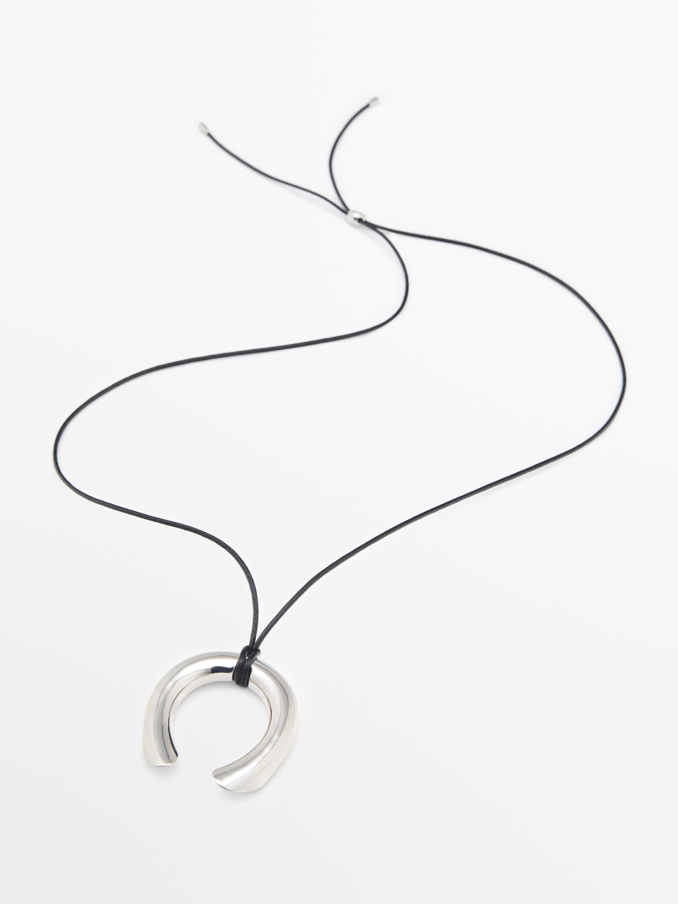 Necklace with horseshoe piece
