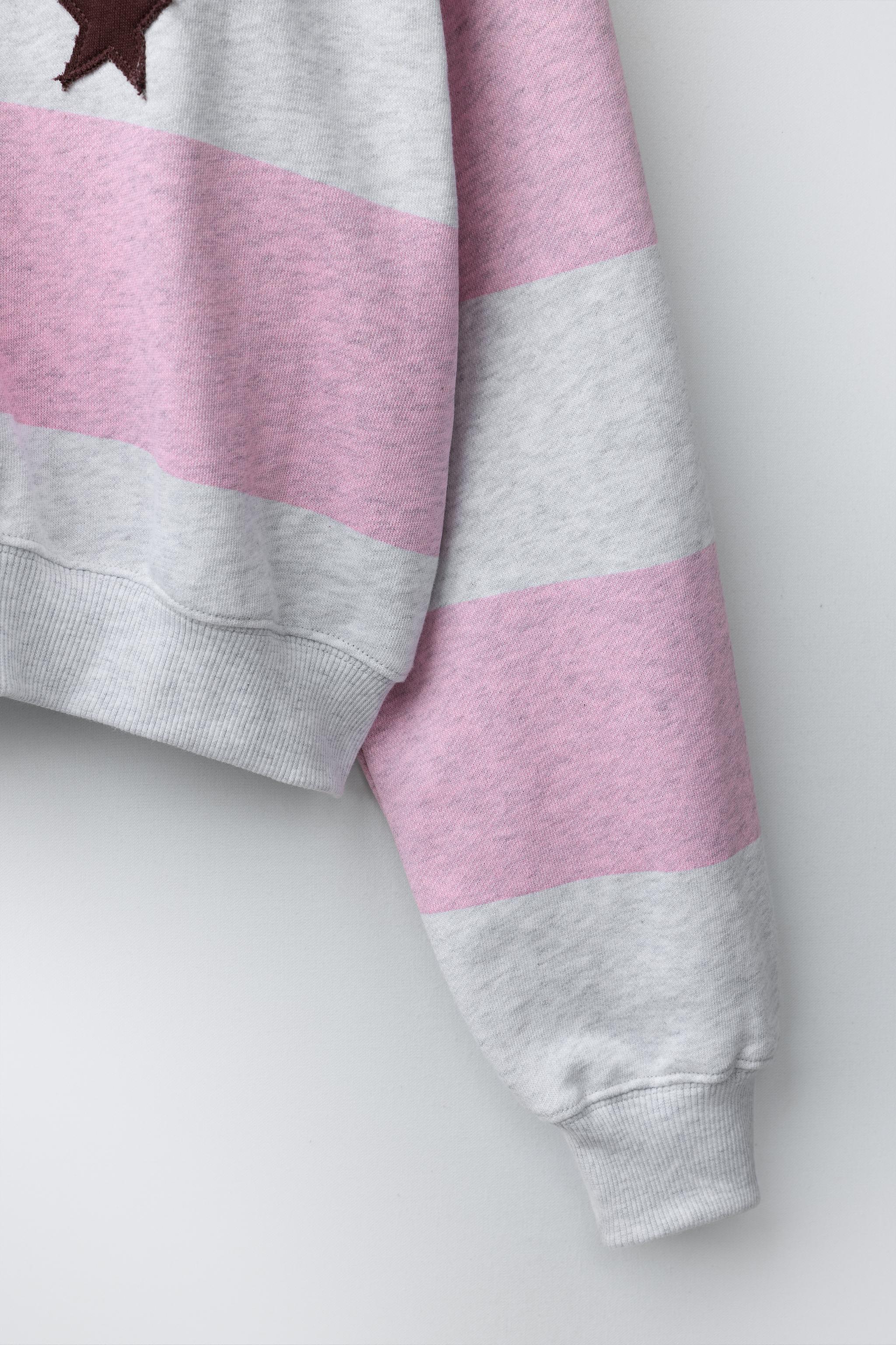 SWEAT ZIPPÉ À RAYURES ET PIÈCE