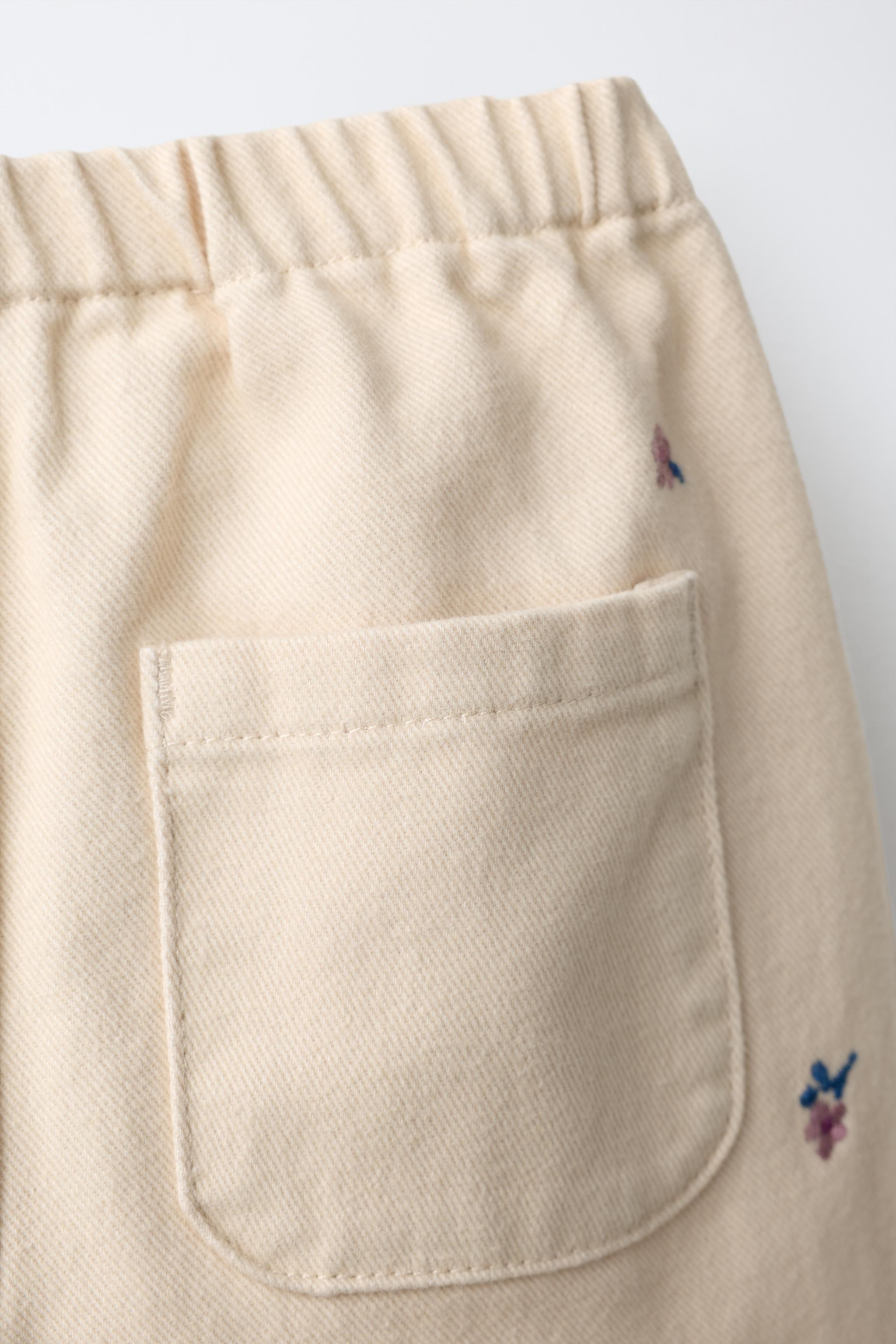 PANTALON BAGGY EN SERGÉ À FLEURS BRODÉES