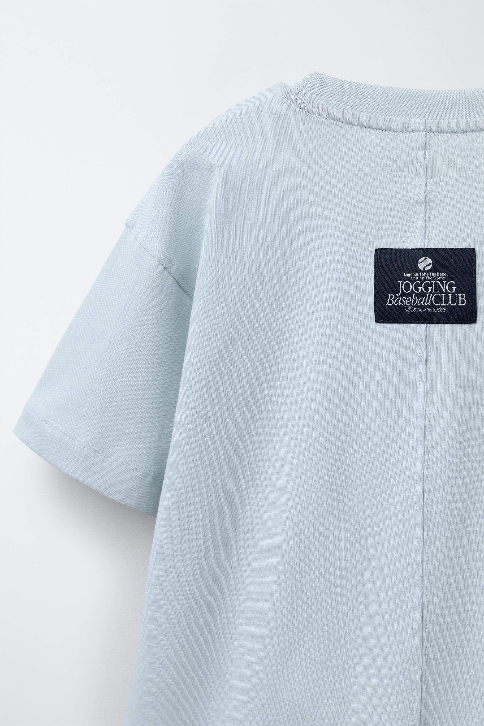 T-SHIRT JOGGING AVEC INSCRIPTION ET ÉTIQUETTE