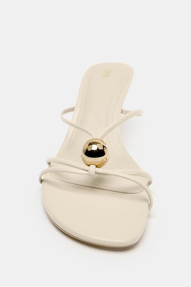 SANDALES À TALONS AVEC DÉCOR MÉTALLIQUE - Écru de Zara - Image 4