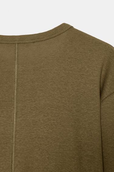 T-SHIRT CÔTELÉ À MANCHES LONGUES - Vert olive de Zara - Image 6