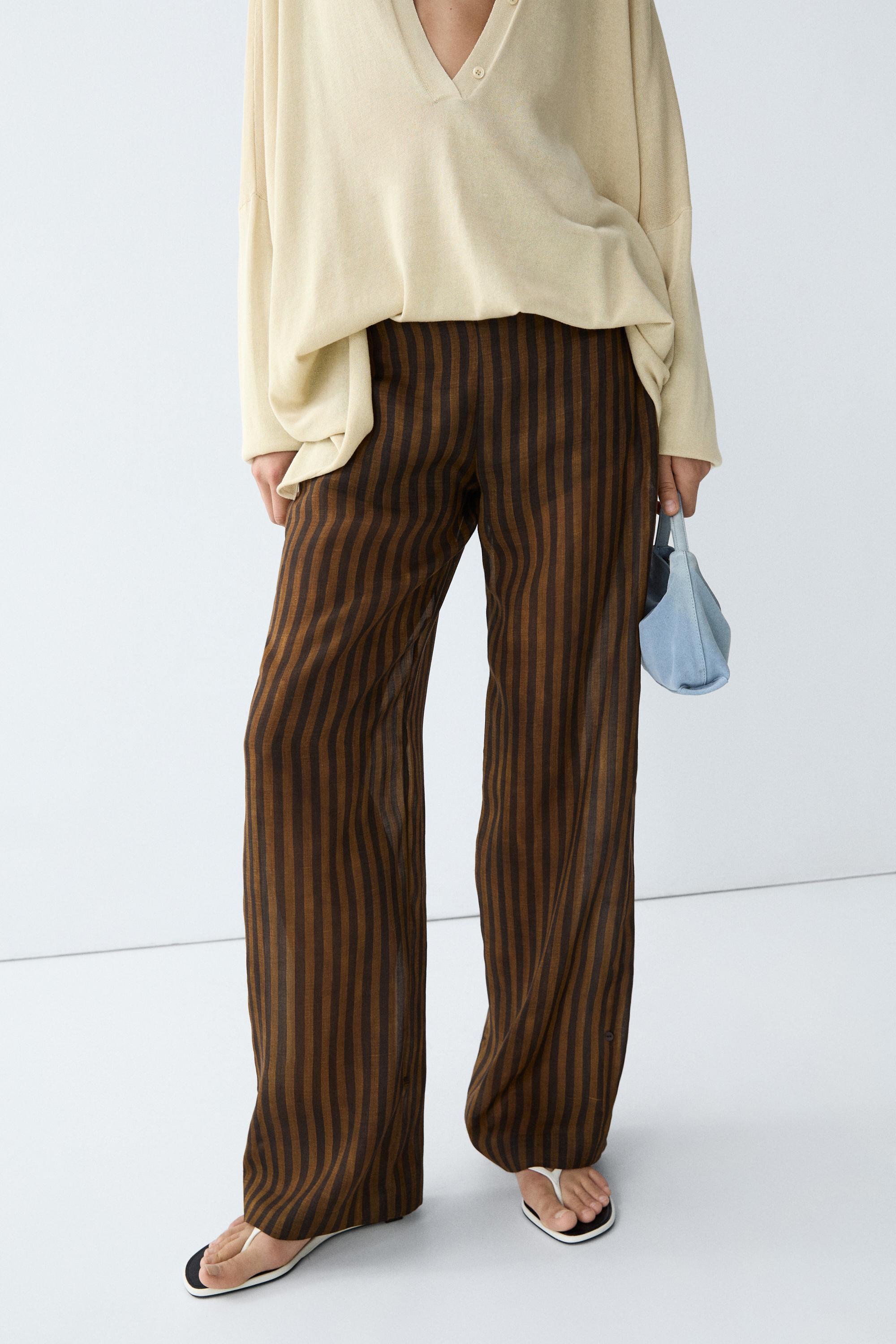 Flowing striped pants with button hem total look