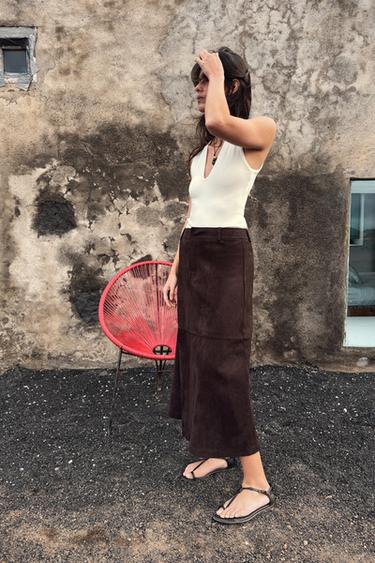 تنورة بطبقات بمظهر جلد السويد - بني شيكولاته الخاص بـ Zara