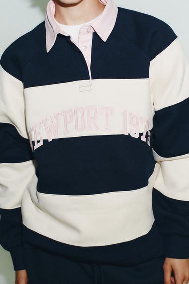 SWEAT COL POLO RAYÉ À INSCRIPTION - Bleu marine de Zara - Image 2