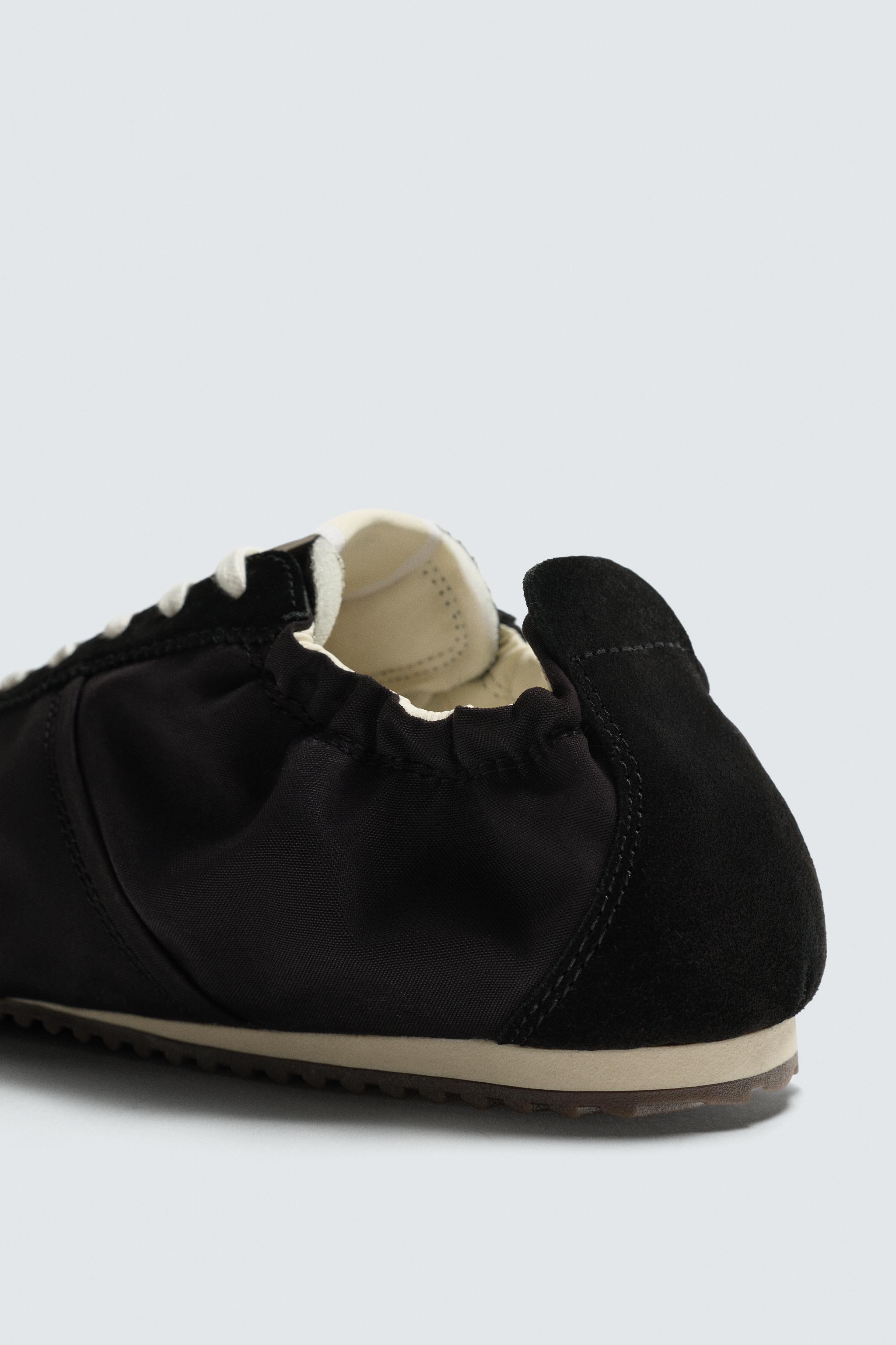RETRO-STYLE SNEAKERS