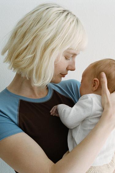 КОМПЛЕКТ ИЗ ФУТБОЛКИ И ЛЕГИНСОВ С РЕЛЬЕФНЫМ УЗОРОМ — ЖЕЛТОВАТО-БЕЛЫЙ от Zara