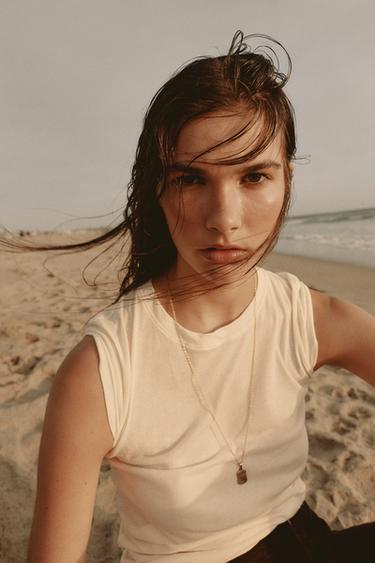 تيشرت مينيمال بأكمام قصيرة - فانيليا الخاص بـ Zara