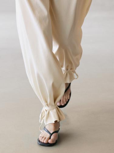 Pantalón fluido barrel fit - Crudo de Zara