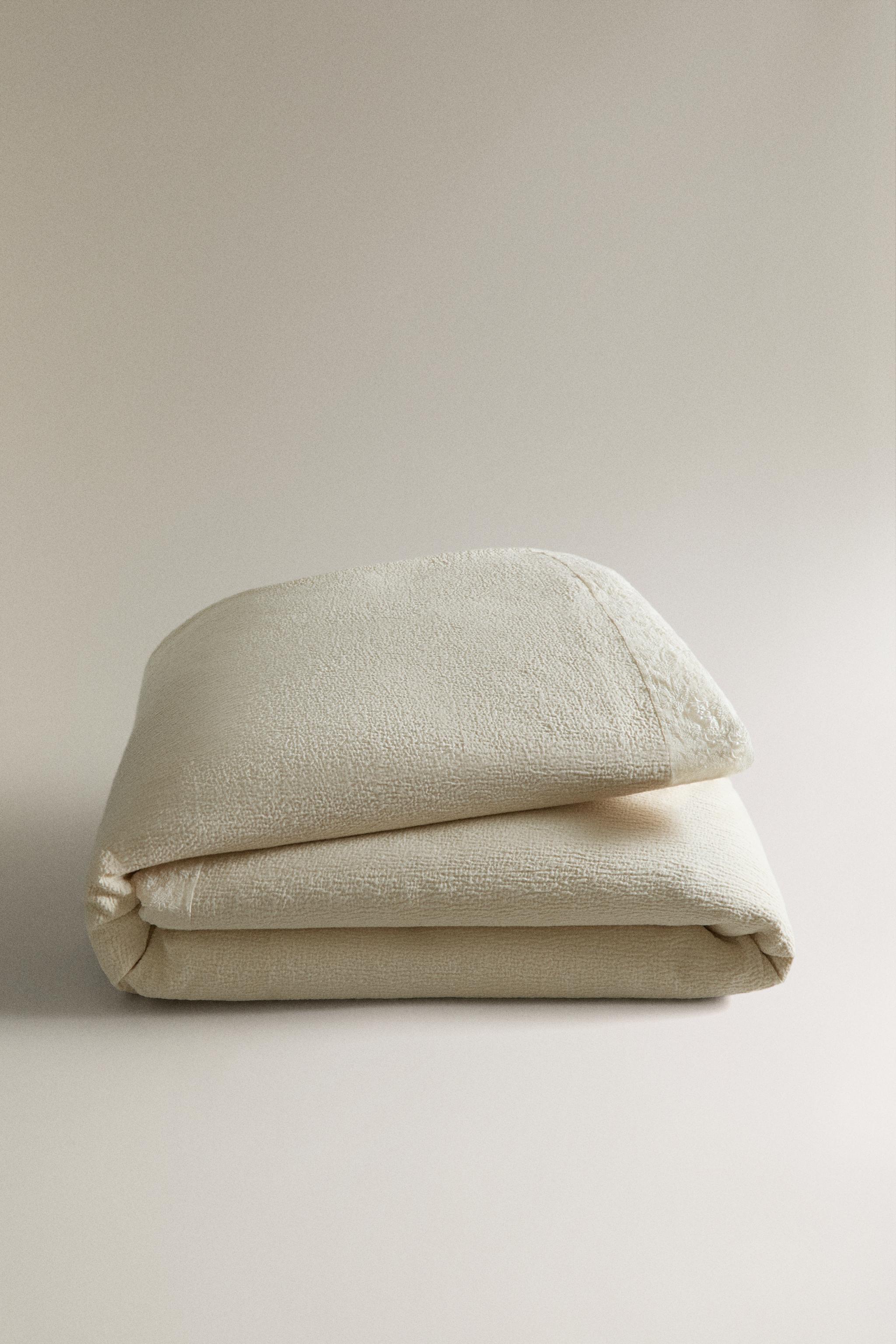 COTTON TEXTURED BEDSPREAD WITH EMBROIDERED RUFFLES