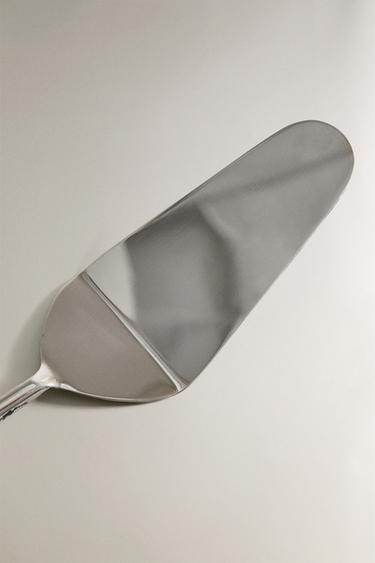 ENSEMBLE PANTOUFLES À BOUT OUVERT ET COUTEAU À TARTE MANCHE TRESSÉ MÉTAL - Acier de Zara - Image 2