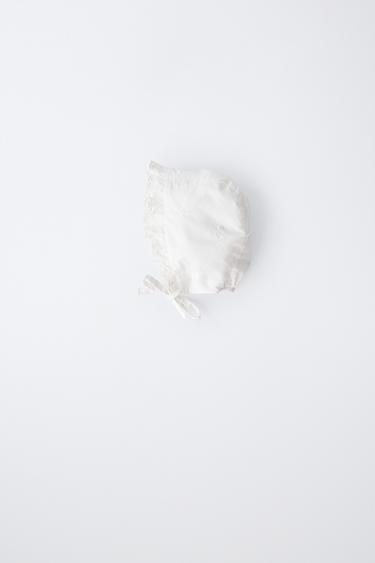 ЧЕПЧИК С ВЫШИТЫМ ВОЛАНОМ — БЕЛЫЙ от Zara