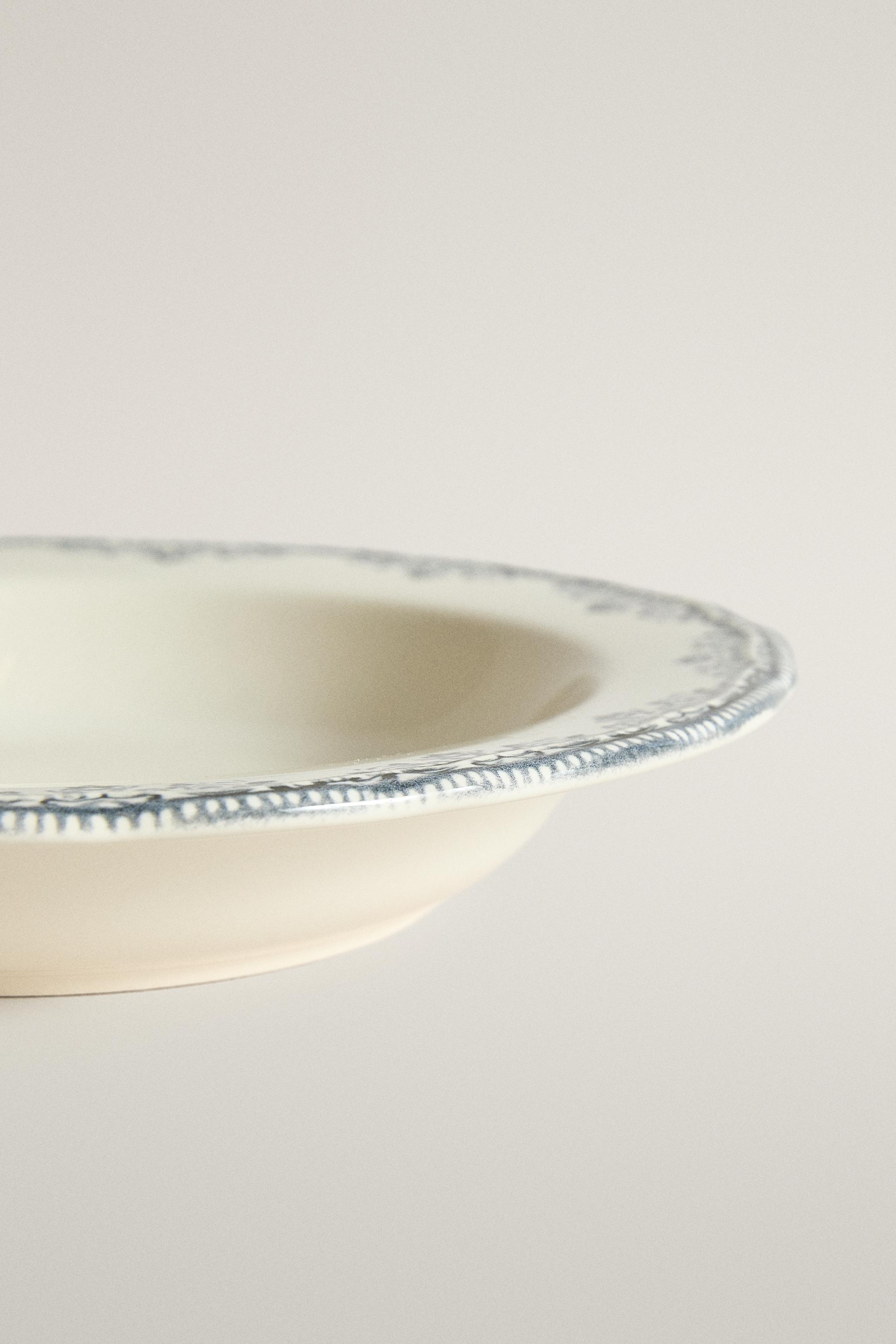 ASSIETTE CREUSE À MOTIF PLACÉ