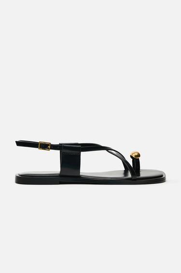 SANDÁLIA PLANA DE TIRAS COM ENFEITE METÁLICO - Preto da Zara