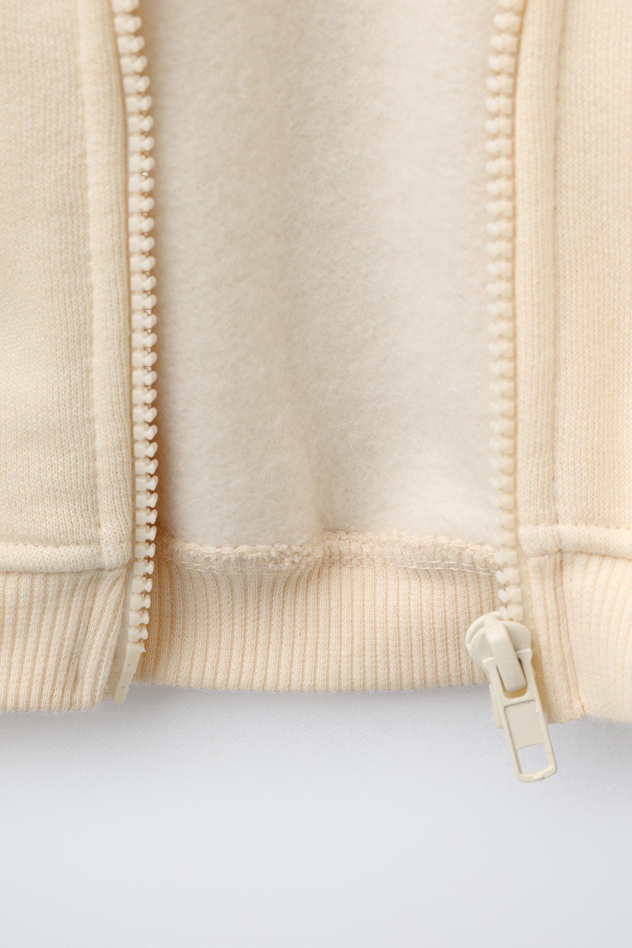 SWEAT À CAPUCHE ET PIÈCE PATCHWORK
