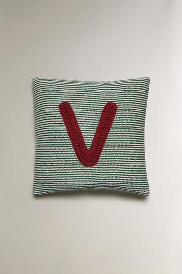 ALMOFADA INFANTIL BORDADO LETRA V - Verde da Zara - Imagem 0