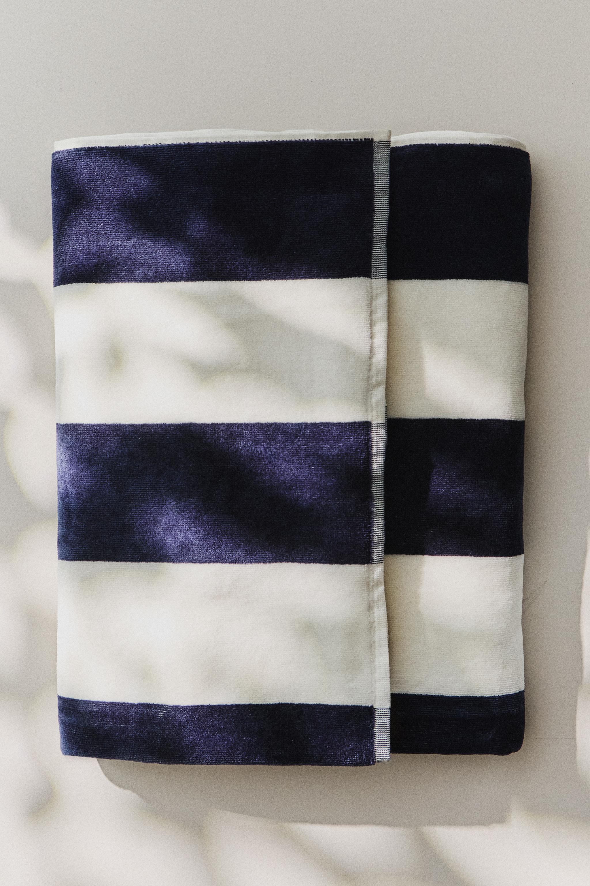 STRIPED BEACH TOWEL — navy