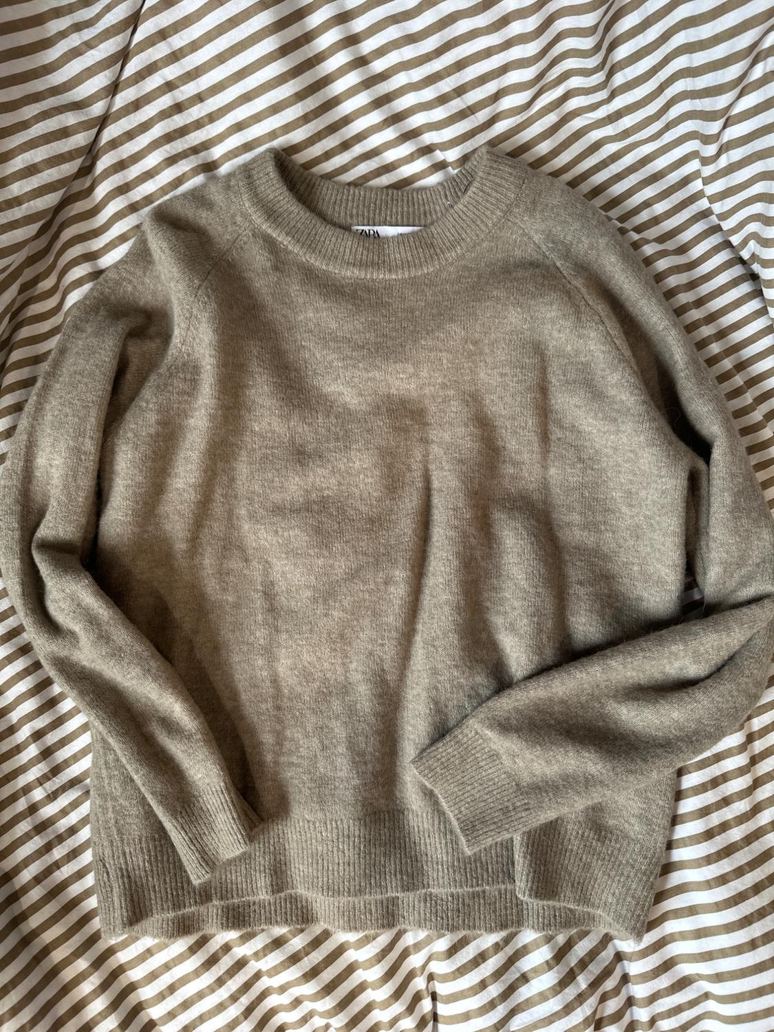 KNIT SWEATER