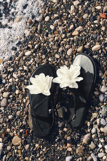 САНДАЛИИ НА ПЛОСКОЙ ПОДОШВЕ С ЦВЕТКОМ — Разноцветный от Zara — изображение 0