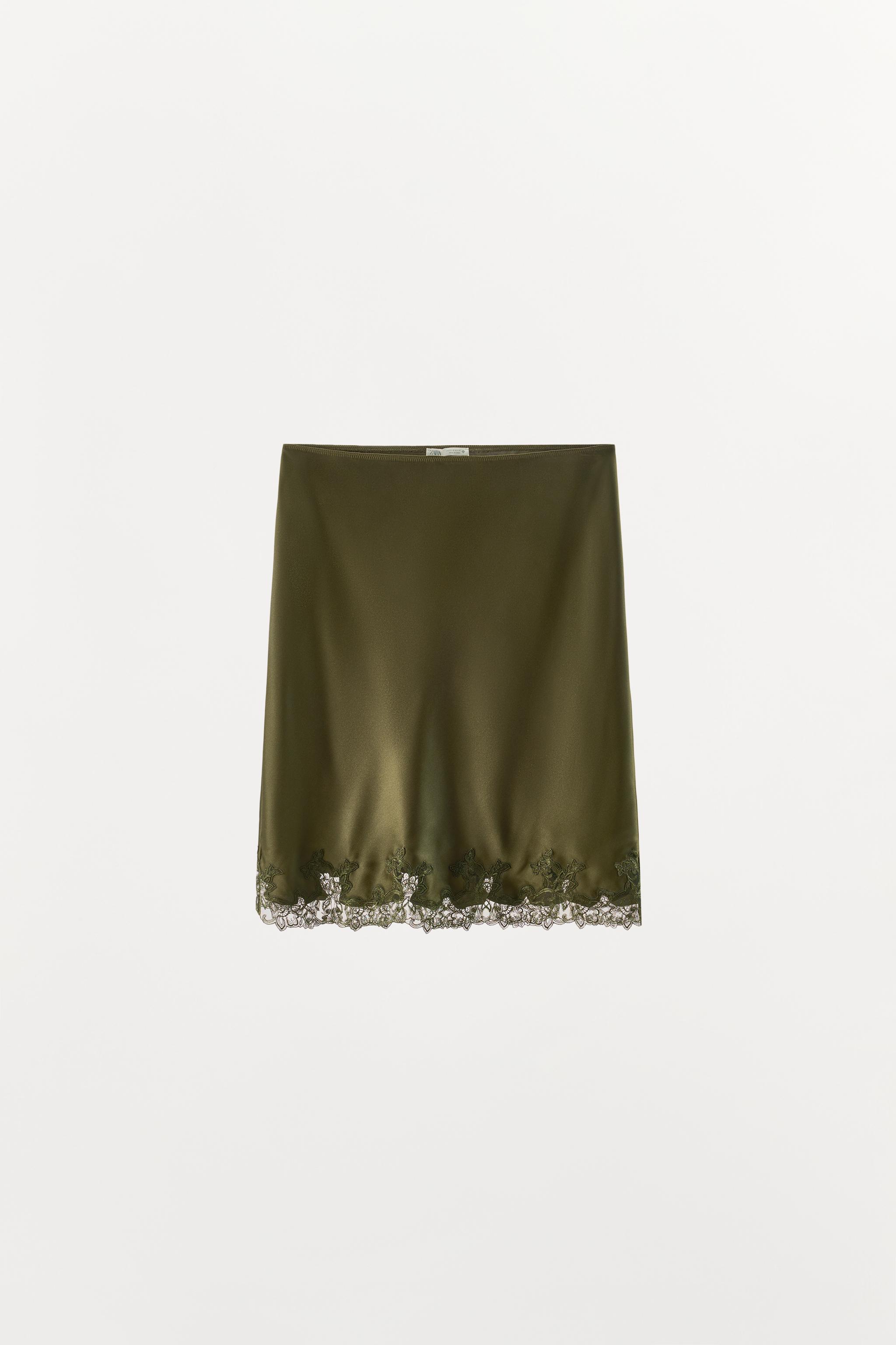 JUPE MI-LONGUE SATINÉE EN DENTELLE